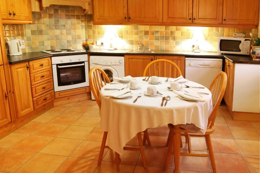 Mccarthy'S Lodge B&B Уестпорт Екстериор снимка